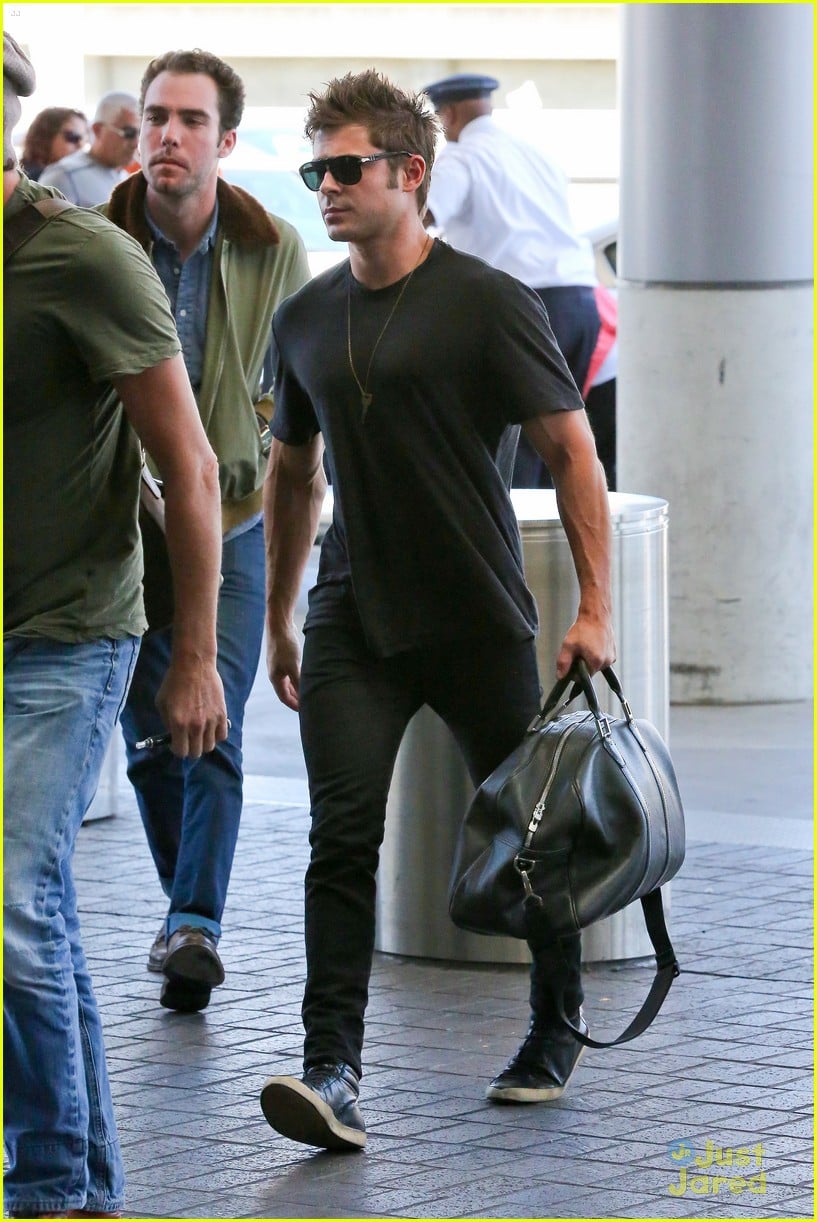 Zac Efron Heads To London For 'Neighbors' Promo | Photo 666515 - Photo ...