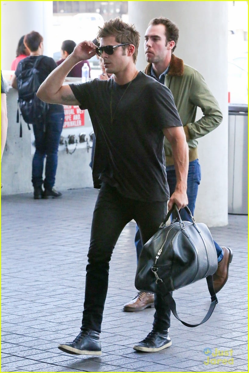 Zac Efron Heads To London For 'Neighbors' Promo | Photo 666518 - Photo ...