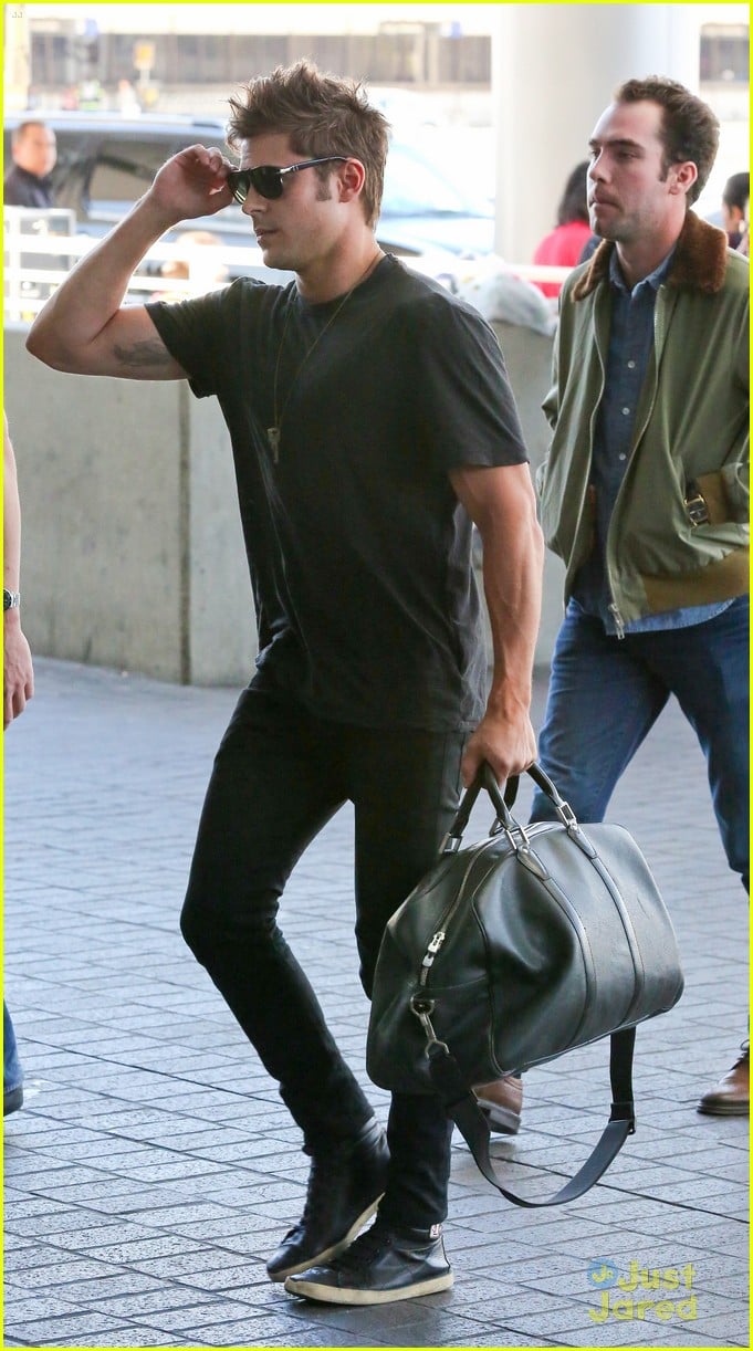 Zac Efron Heads To London For 'Neighbors' Promo | Photo 666520 - Photo ...