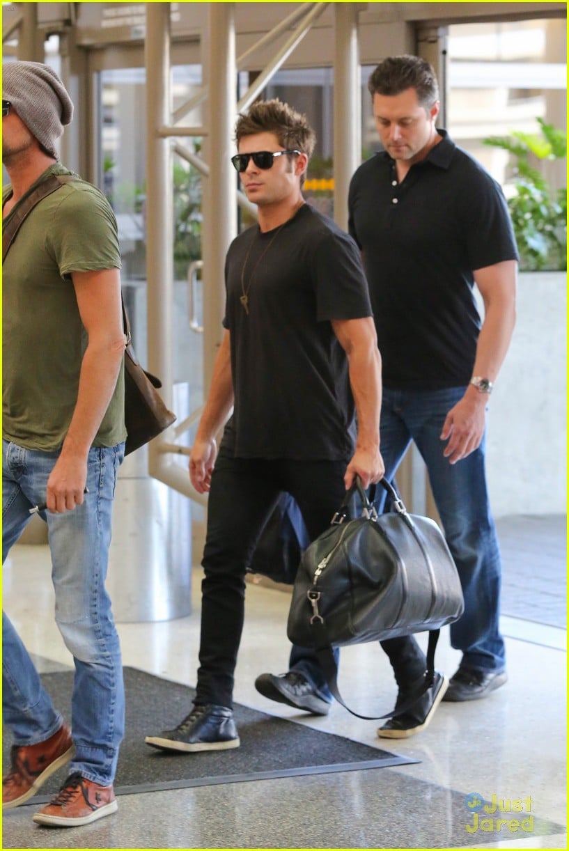 Zac Efron Heads To London For 'Neighbors' Promo | Photo 666521 - Photo ...