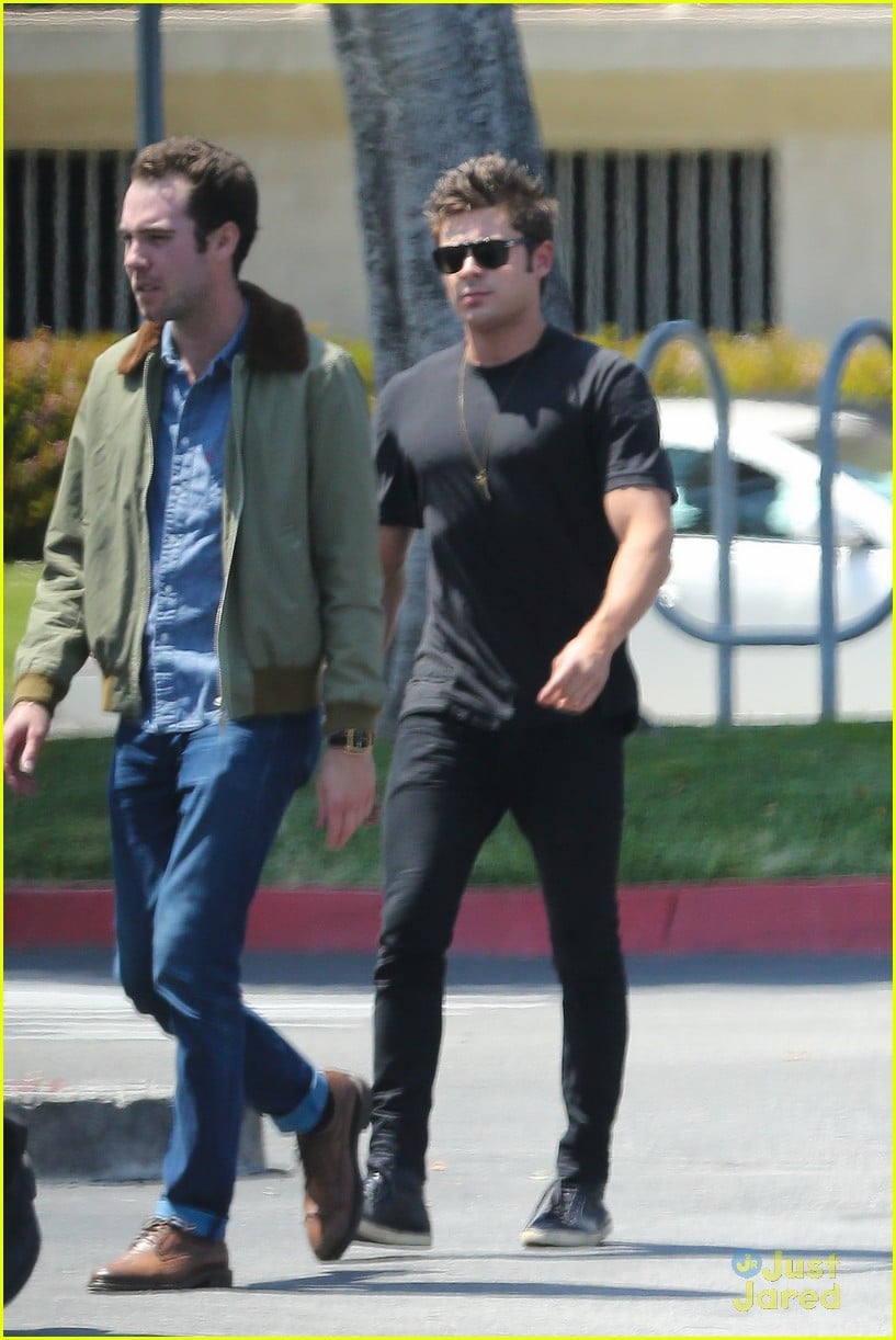 Zac Efron Heads To London For 'Neighbors' Promo | Photo 666523 - Photo ...