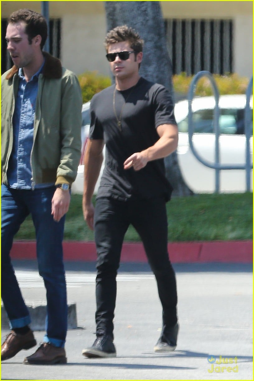 Full Sized Photo Of Zac Efron Bed Head Hair Arrival 12 