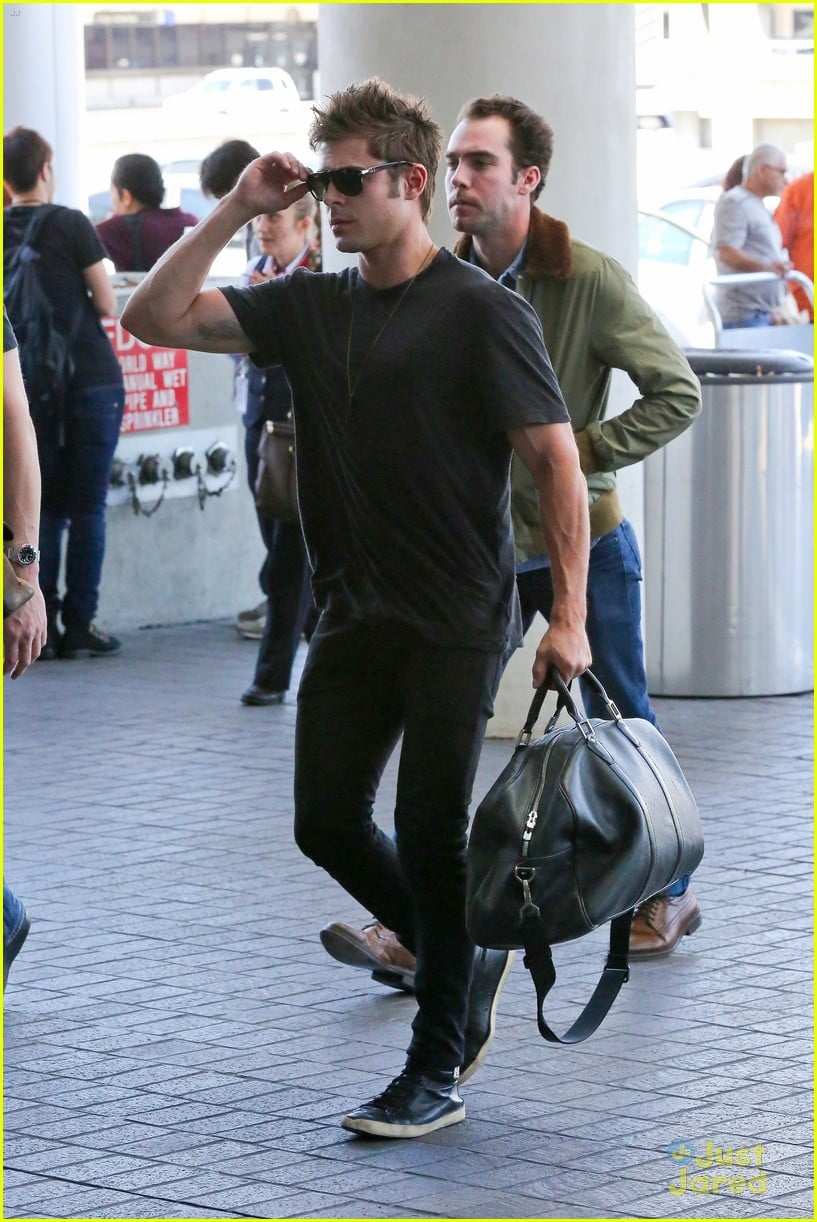 Zac Efron Heads To London For 'Neighbors' Promo | Photo 666527 - Photo ...