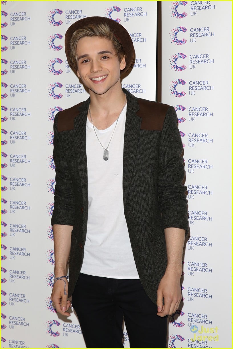 elyar fox mobbed london album signing 03