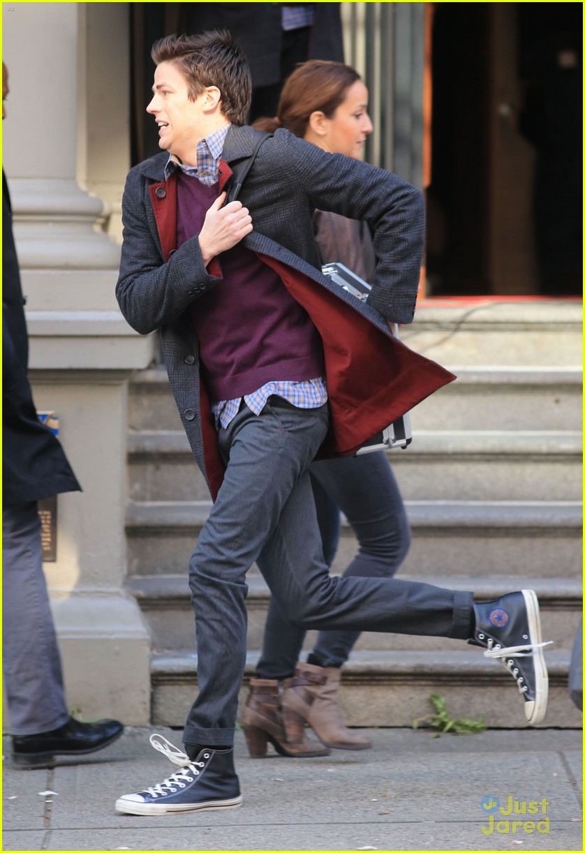Grant Gustin Runs For His Life on 'The Flash' Set | Photo 662036 ...