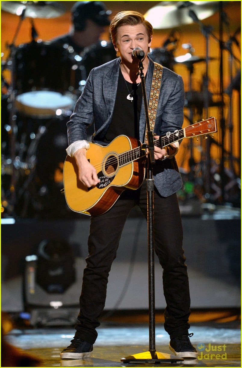 Hunter Hayes Sings with Coast Guard LTJG Katie Spira at Salute To The