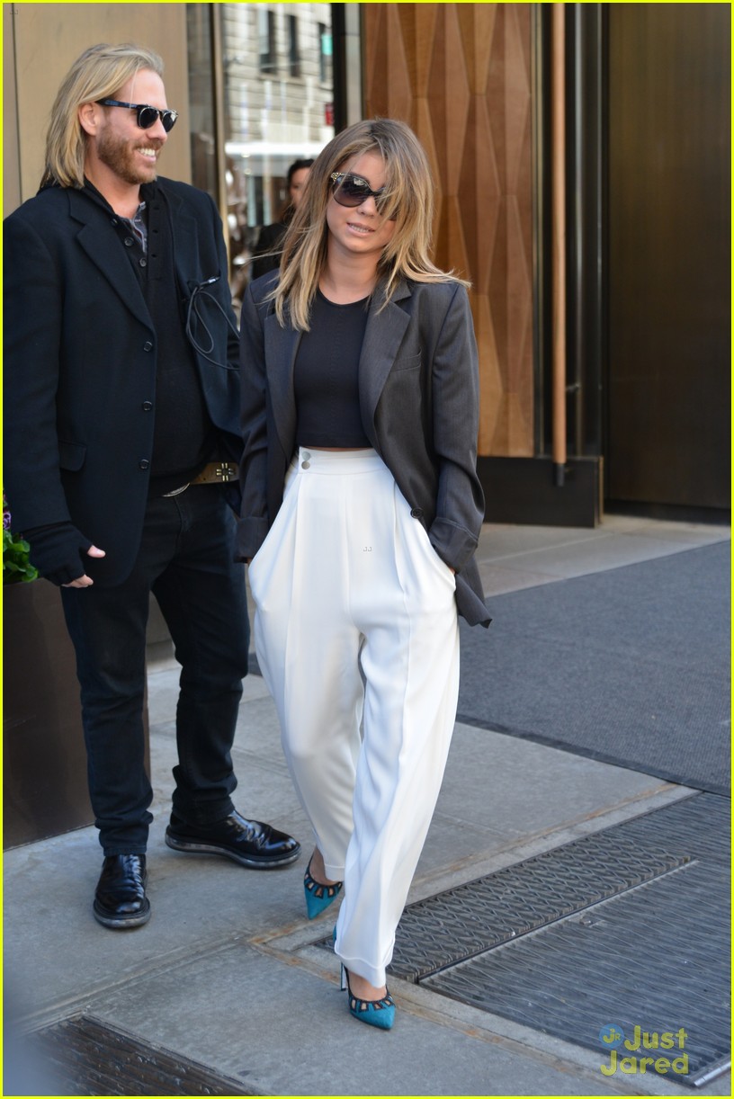 Full Sized Photo of sarah hyland david letterman nyc appearance 10