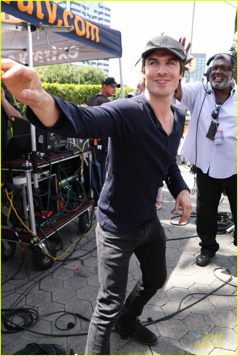 Ian Somerhalder is FanFriendly at 'Extra' Photo 667095 Photo