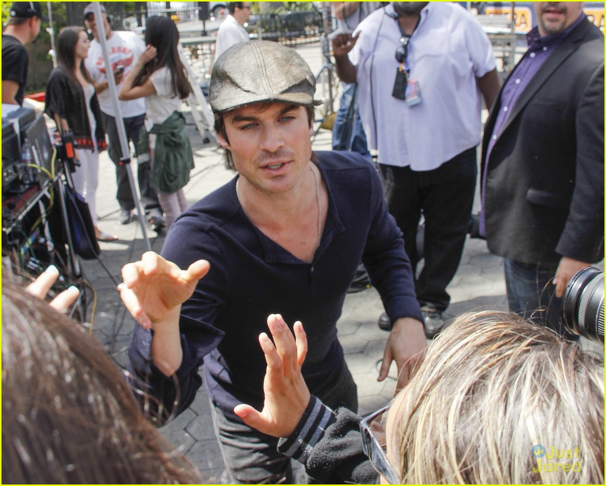 Ian Somerhalder is FanFriendly at 'Extra' Photo 667103 Photo