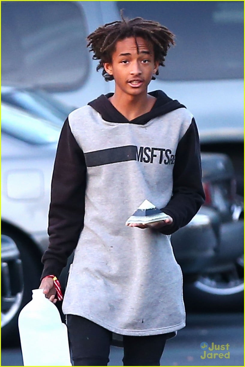 Jaden Smith Carries A Pyramid To Lunch, Literally! 