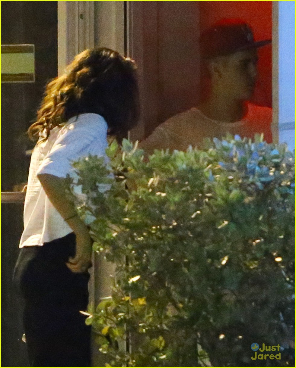 Selena Gomez Visits Justin Bieber at the Studio - See ALL the Pics ...