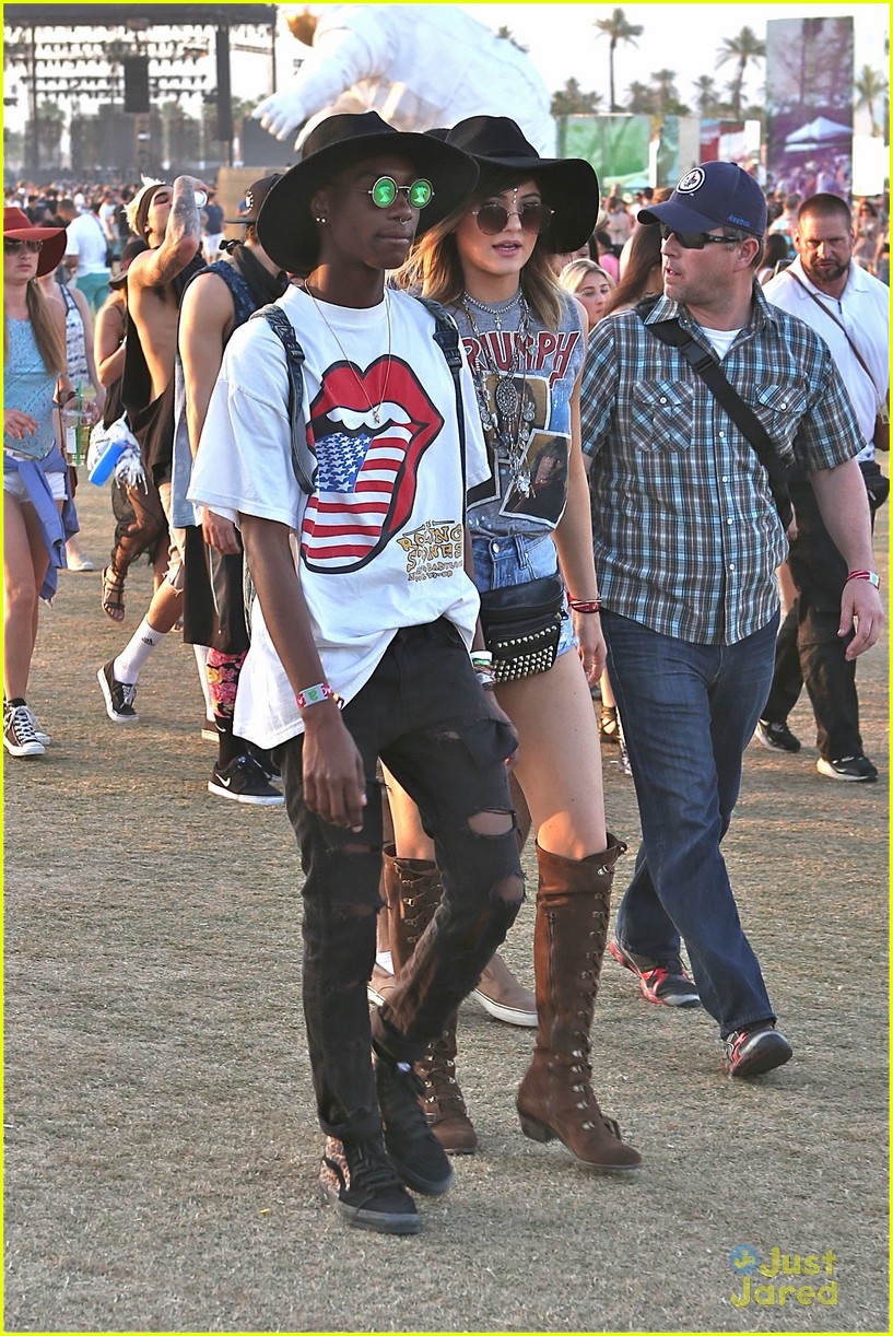 Kendall & Kylie Jenner Are On an Accessory Hunt at Coachella 2014 ...
