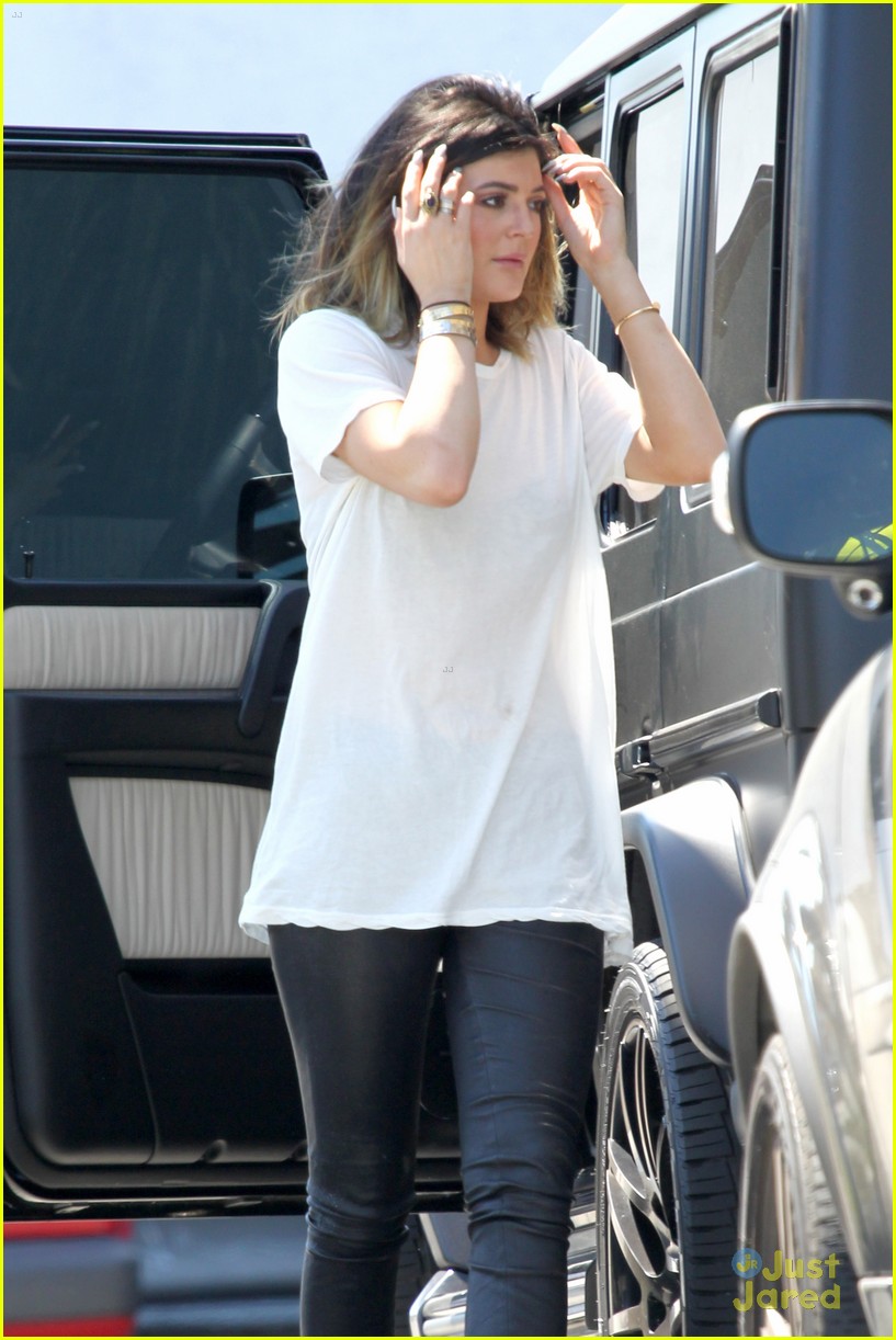 Full Sized Photo of kendall jenner leaves nyc kylie jenner gas lunch 19