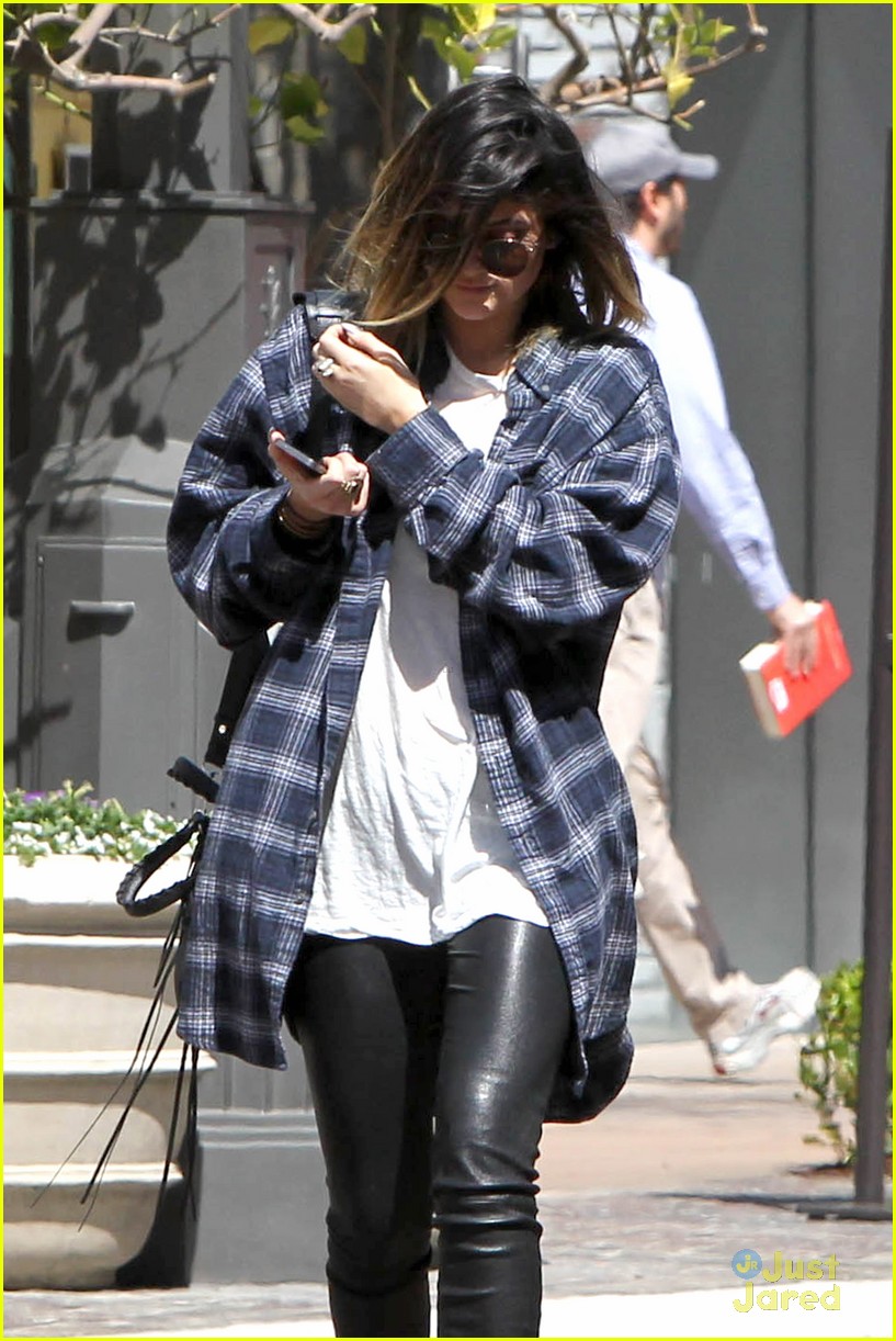 Full Sized Photo of kendall jenner leaves nyc kylie jenner gas lunch 21