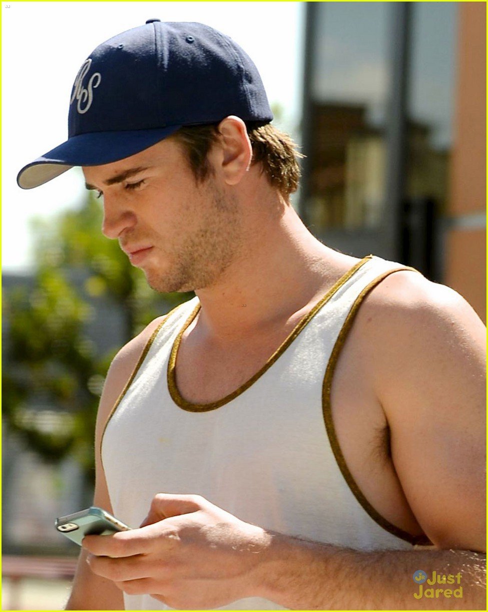 Liam Hemsworth Gives Us a Gun Show in His Tank Top! Photo 660444 Photo Gallery Just Jared Jr.