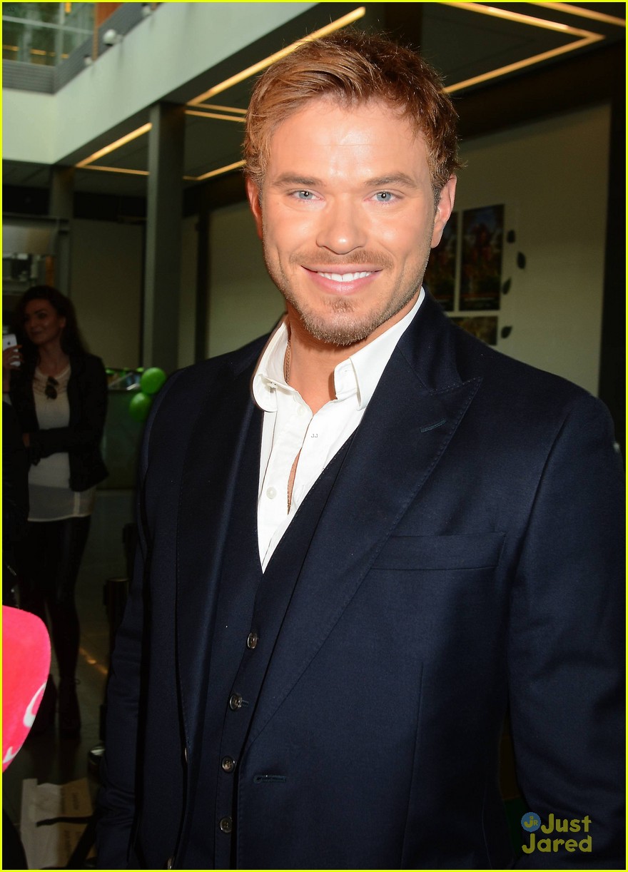 Kellan Lutz Poses With Cute Fan at 'Tarzan' Dublin Premiere | Photo ...