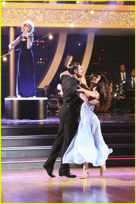 Meryl Davis Maksim Chmerkovskiy S Almost Perfect Foxtrot In Pics Photo 658966 Dancing With The Stars Maksim Chmerkovskiy Meryl Davis Pictures Just Jared Jr