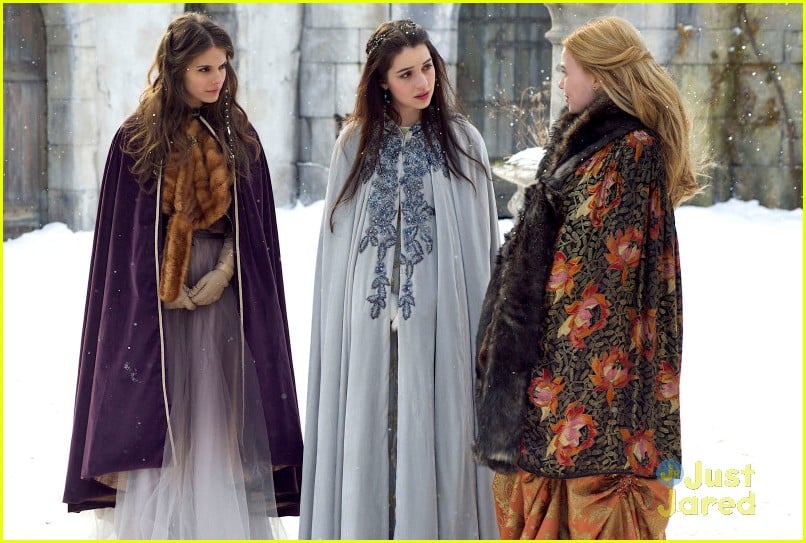 adelaide-kane-caitlin-stasey-snowball-fight-on-reign-photo