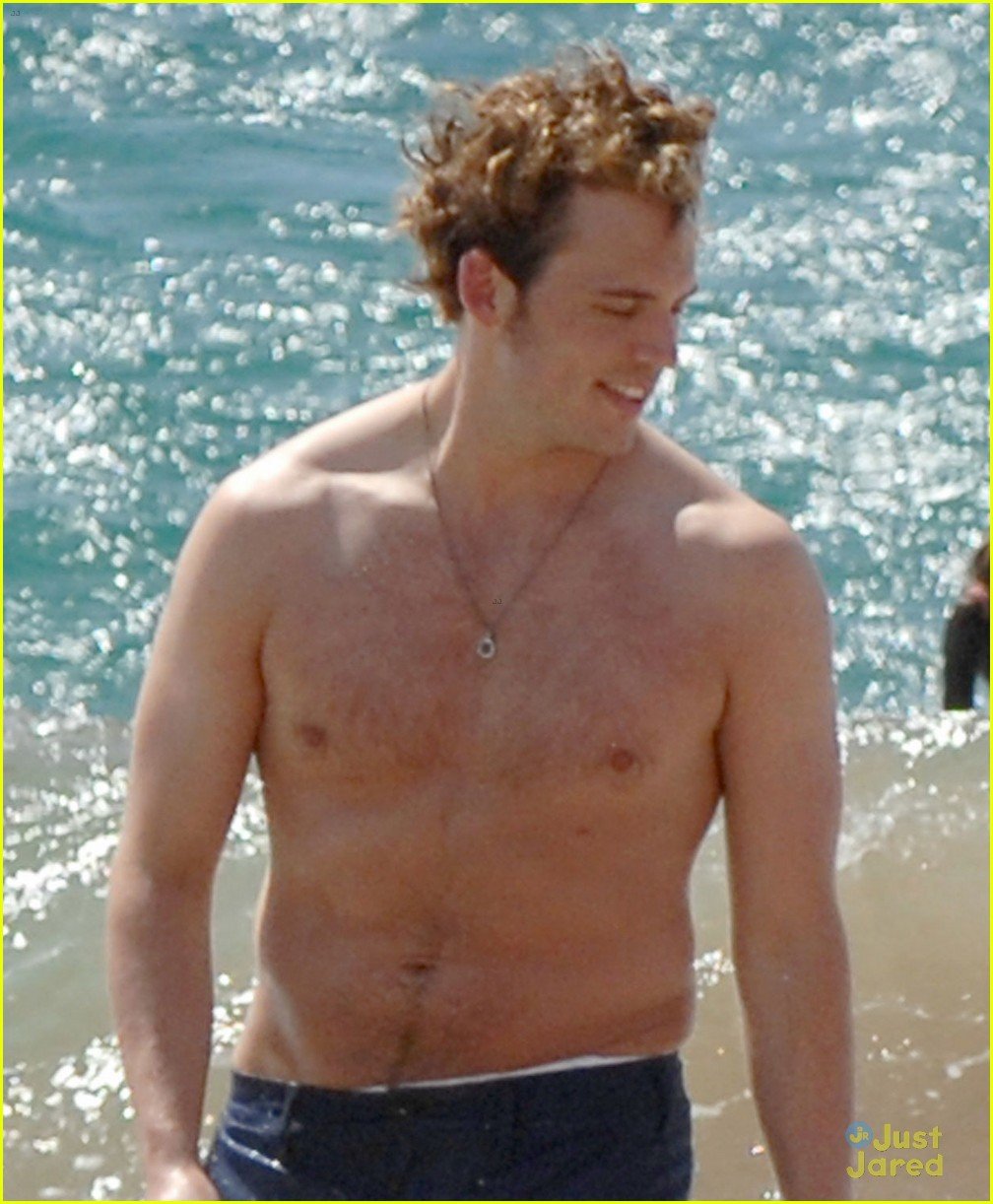 Shirtless Sam Claflin Frolics On Hawaiian Beach With Wife Laura Haddock Photo 667249 Photo 