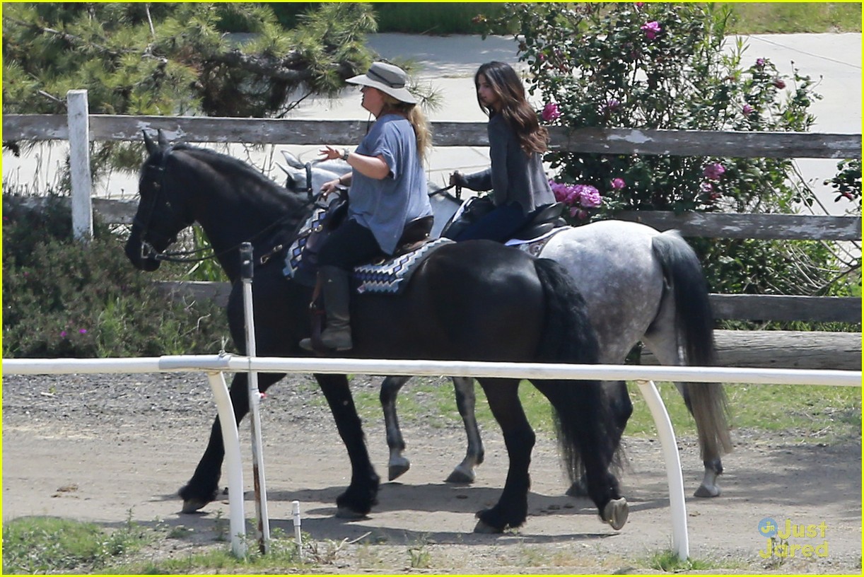 Selena Gomez: Horseback Riding Before Easter Weekend | Photo 665148