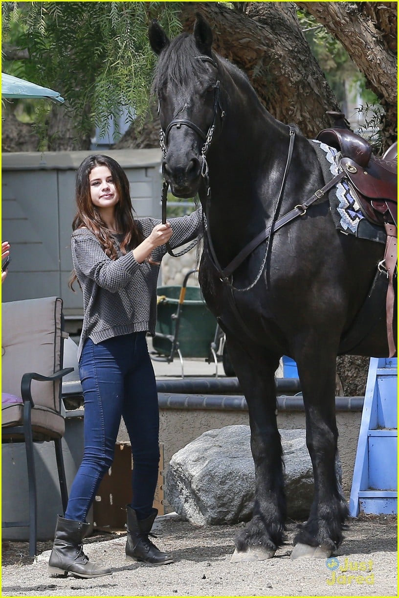 Selena Gomez: Horseback Riding Before Easter Weekend | Photo 665151
