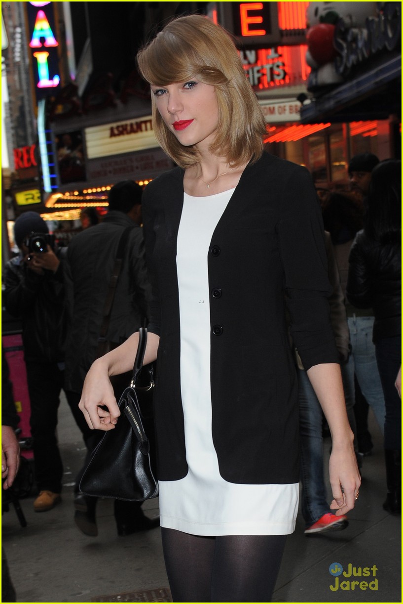 Taylor Swift Sings To Patients During Surprise Visit To Providence ...