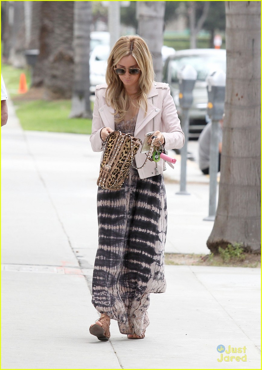 Ashley Tisdale Runs Errands After TBS Pilot Taping | Photo 665146 ...