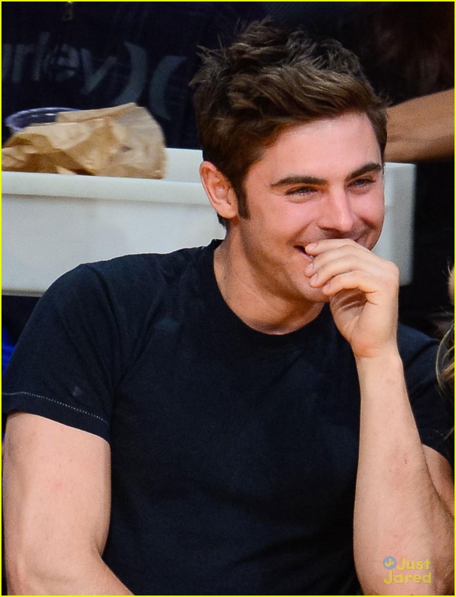 Zac Efron Attends Lakers Game with Halston Sage! | Photo 660175 - Photo ...
