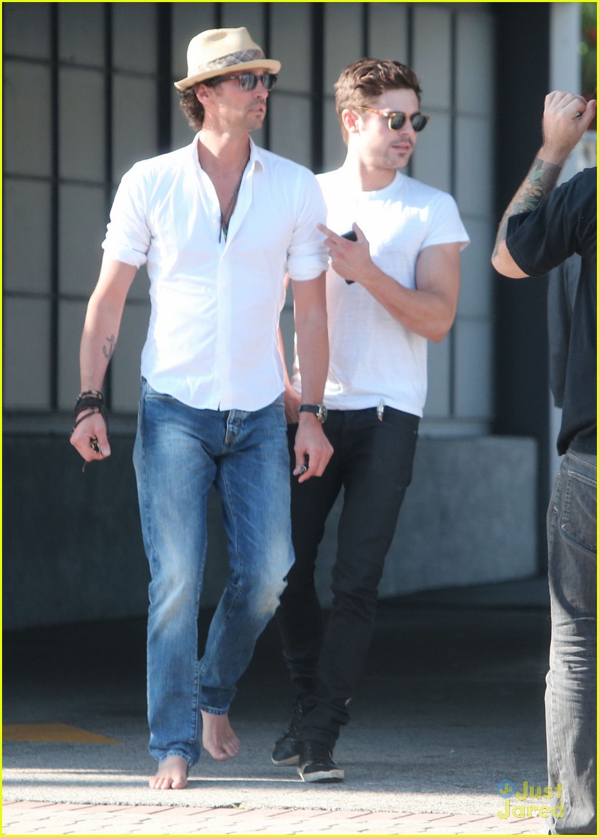 Zac Efron Wears Tight White Tee While Out With Barefoot Friend Photo 659852 Zac Efron Pictures Just Jared Jr