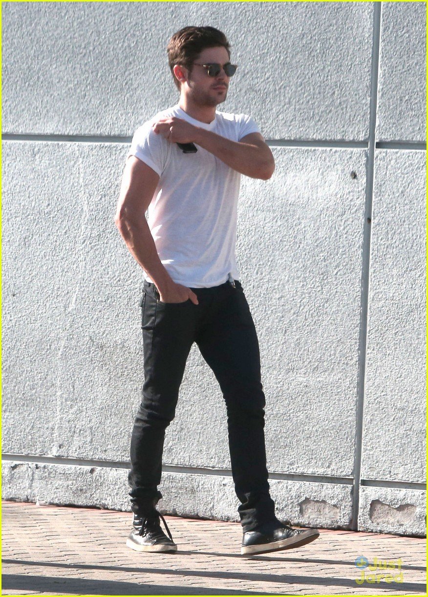 Zac Efron Wears Tight White Tee While Out With Barefoot Friend Photo 659859 Zac Efron Pictures Just Jared Jr