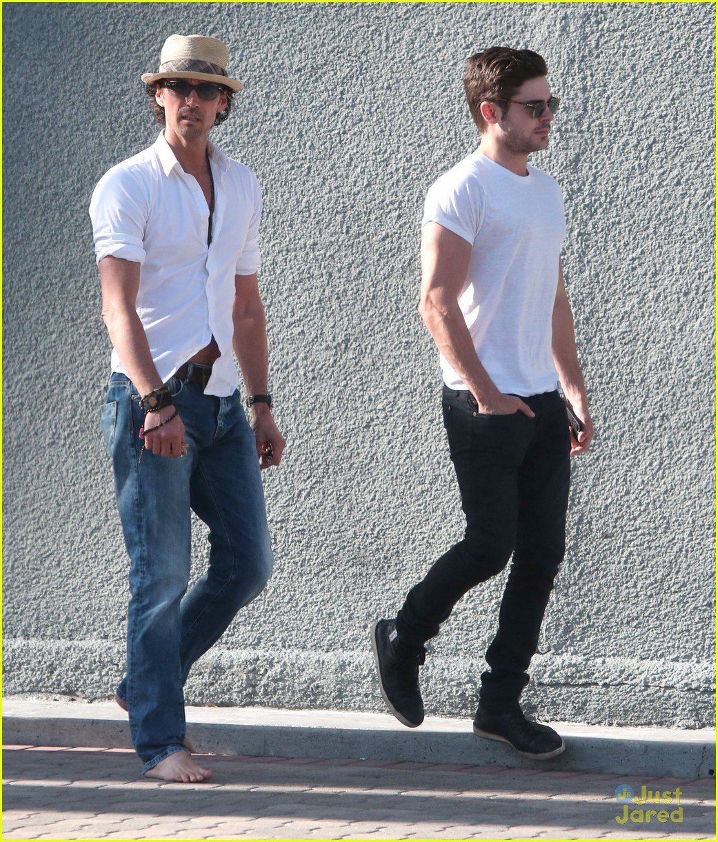 Zac Efron Wears Tight White Tee While Out With Barefoot Friend Photo 659860 Zac Efron Pictures Just Jared Jr