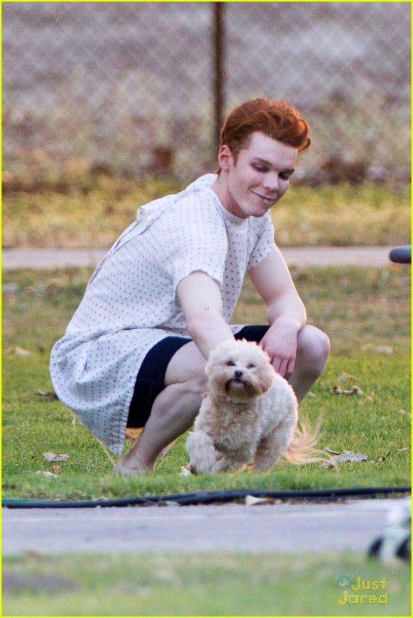 Bella Thorne & Cameron Monaghan Get Silly on 'Amityville' Set | Photo