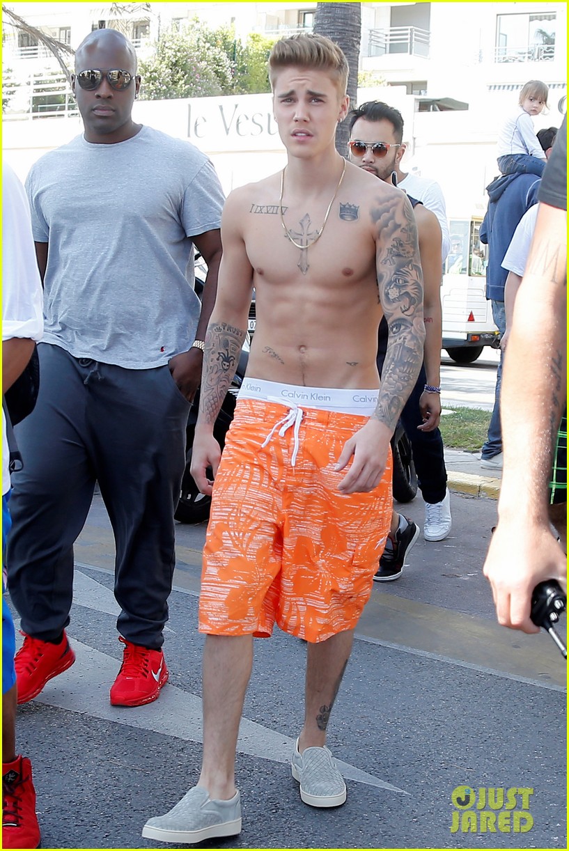 Justin Bieber Goes Shirtless Again While Hanging Out At Cannes Film Festival Photo 677990