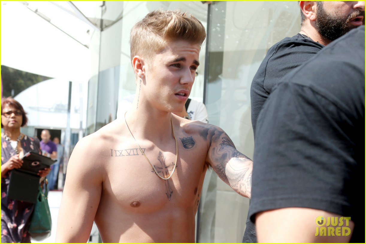 Justin Bieber Goes Shirtless Again While Hanging Out At Cannes Film Festival Photo 677996 7440