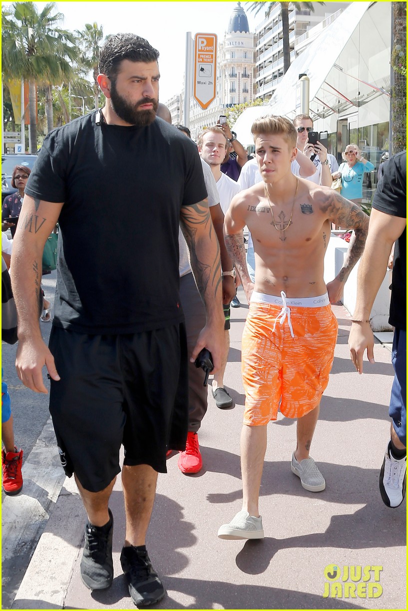 Justin Bieber Goes Shirtless Again While Hanging Out At Cannes Film Festival Photo 677998 9265