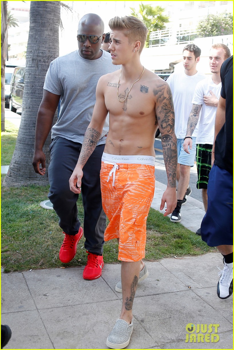 Justin Bieber Goes Shirtless Again While Hanging Out At Cannes Film Festival Photo 678001 7502