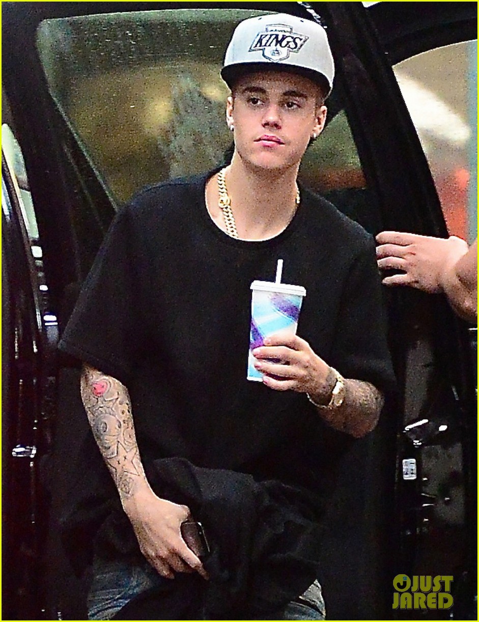 Full Sized Photo of justin bieber happily exits recording studio 03 ...