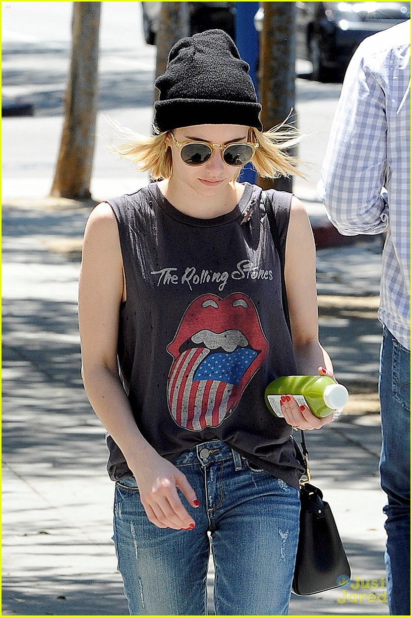 Emma Roberts Picks Up Pressed Juicery Before Salon Stop | Photo 676420