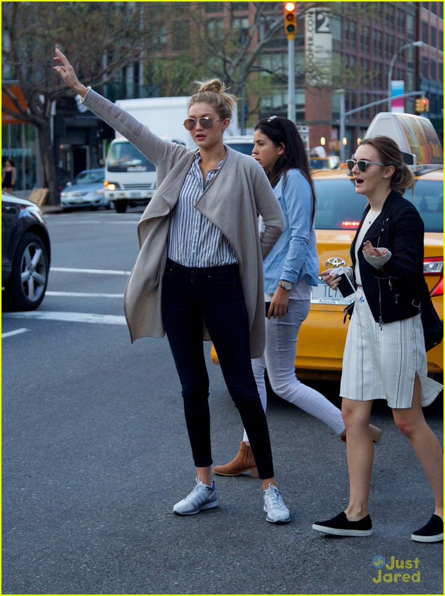 Gigi Hadid Successfully Hails A Cab In Nyc Photo Photo