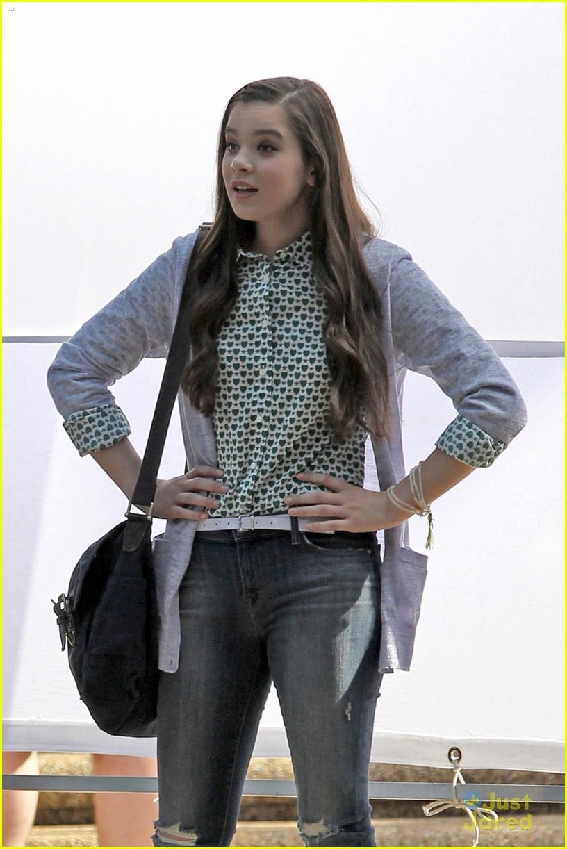 Full Sized Photo of hailee steinfeld skylar astin first pitch perfect