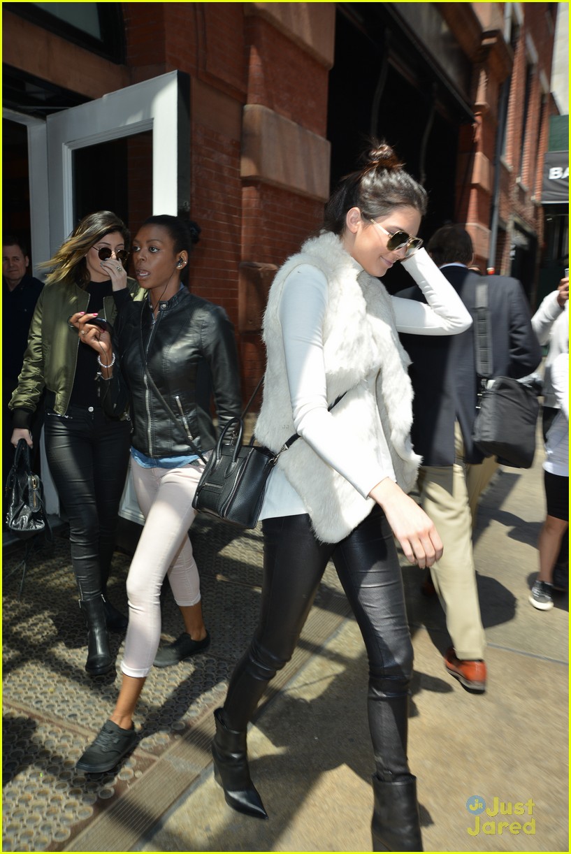 Kendall & Kylie Jenner Step Out in SoHo After Met Gala | Photo 672317 ...