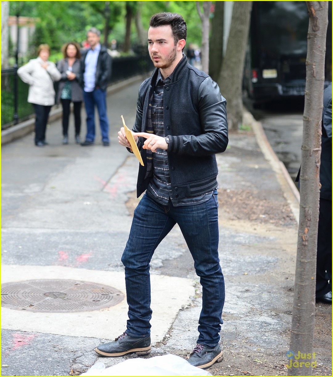 Joe & Kevin Jonas Reward Fans During Scavenger Hunt for 'Off The Record ...