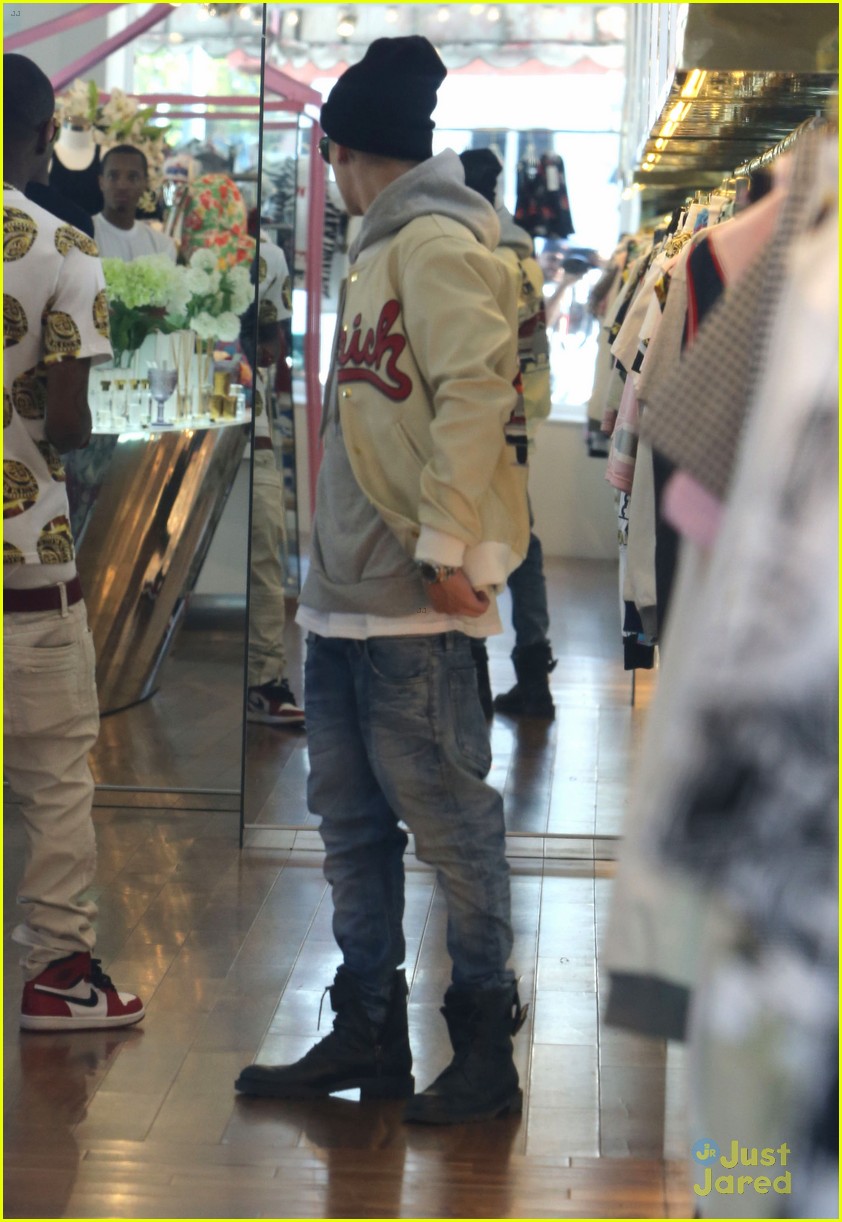 Justin Bieber Was Caught Lookin Fly While Shopping Photo 674306