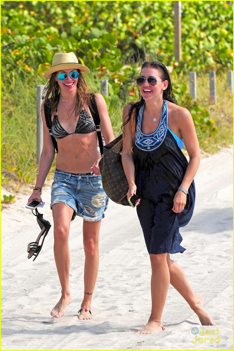 Katie Cassidy Takes Selfies On The Beach | Photo 670735 - Photo Gallery ...