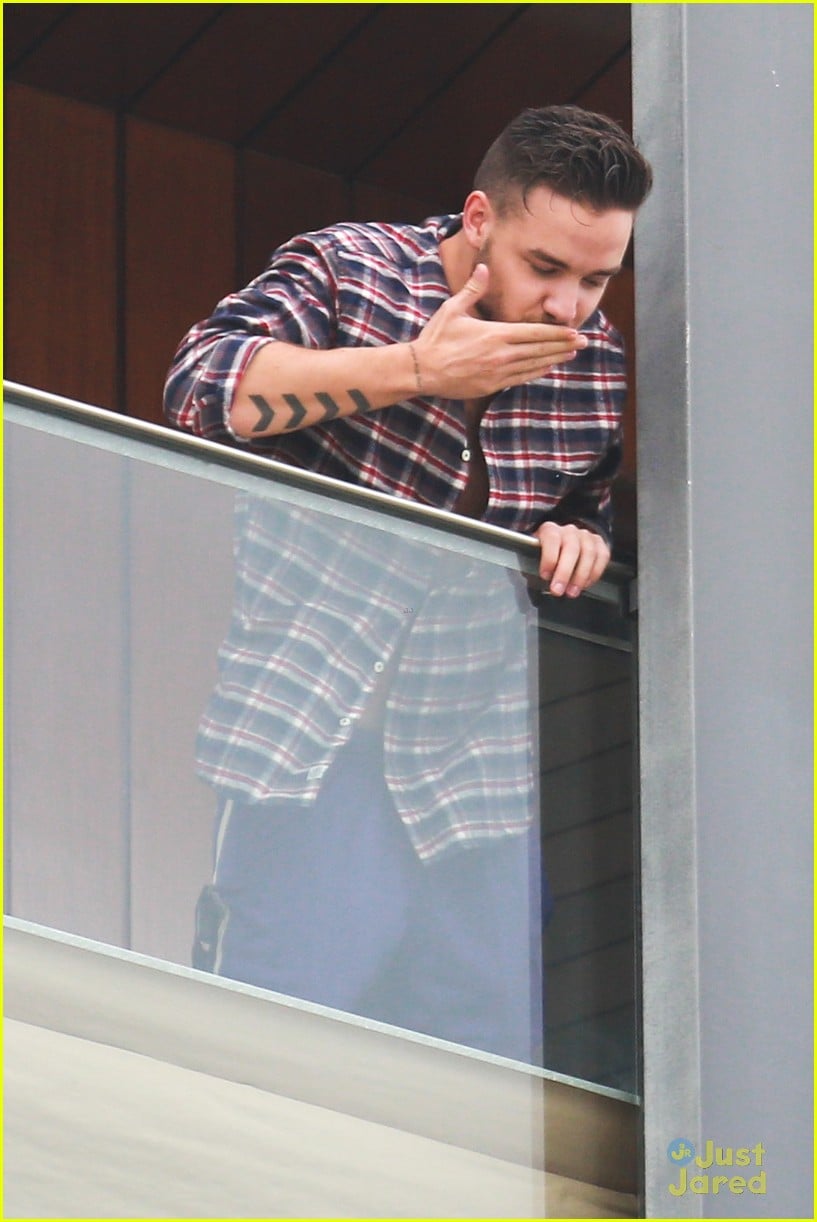 Shirtless Liam Payne Blows Kisses To Fans From Hotel Balcony Photo 673871 Photo Gallery