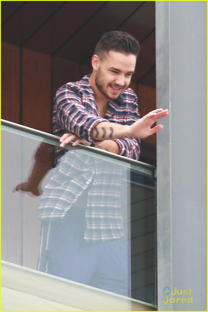 Shirtless Liam Payne Blows Kisses To Fans From Hotel Balcony Photo 673873 Photo Gallery