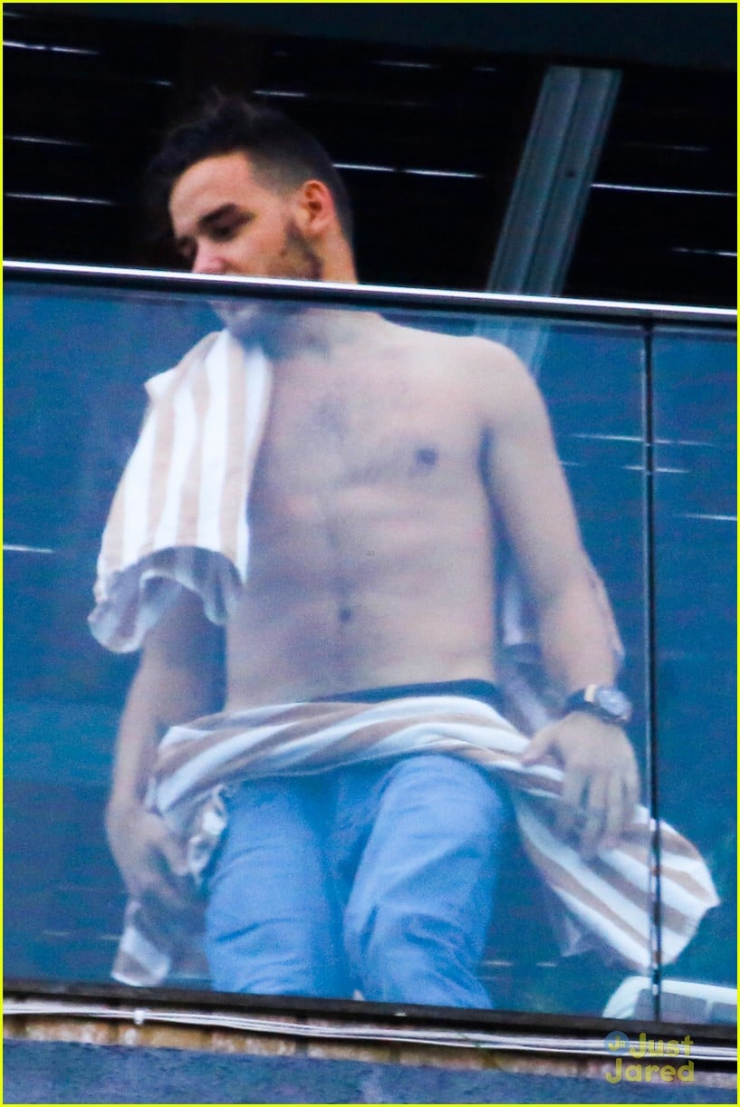 Shirtless Liam Payne Blows Kisses To Fans From Hotel Balcony Photo 673877 Photo Gallery