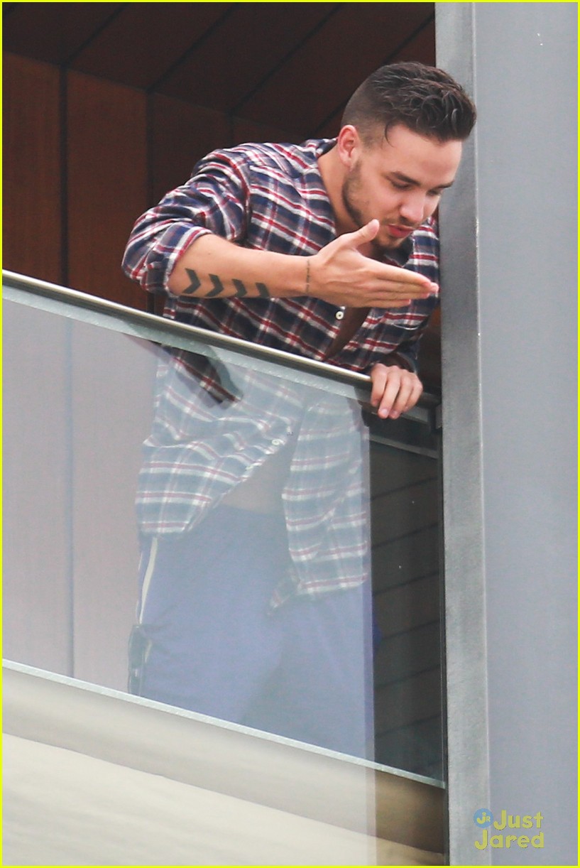 Full sized photo of liam payne balcony sing for nicole 10 shirtless