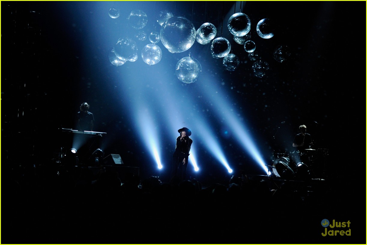 Lorde Performs 'Tennis Court' at Billboard Music Awards 2014 Photo