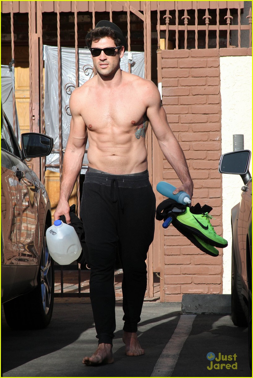 Maksim Chmerkovskiy Goes Shirtless After DWTS Final Practice With